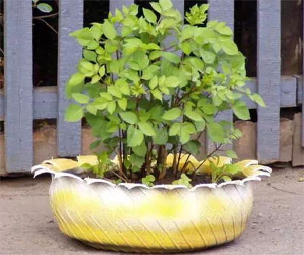 废旧轮胎别随便丢掉了,废旧轮胎需要回收请不要随手乱拿