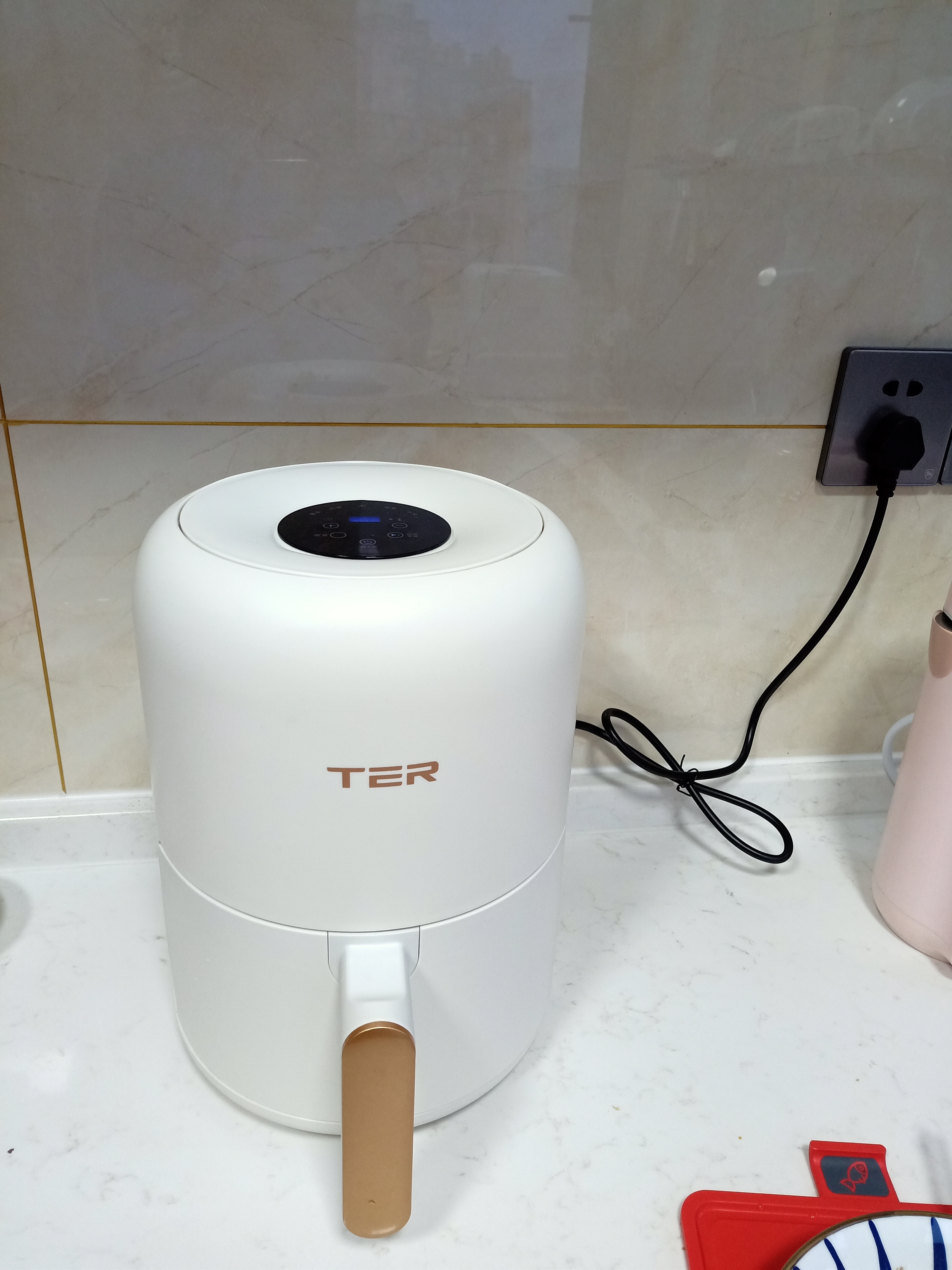 1个人吃饭真妙，不炒不煮不用锅，网友：减肥又营养，难怪身材好