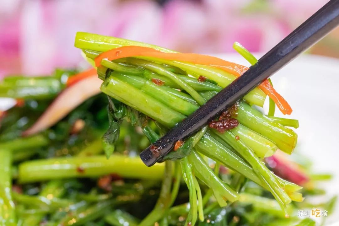 当着客人的面“玩火”？卓悦中心这家店喊你吃鸡