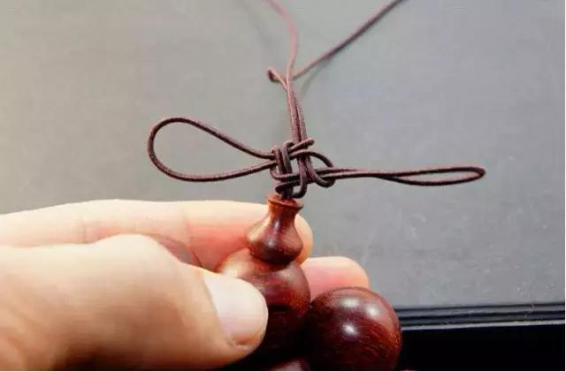 单绳隔珠打结视频教程,手串伸缩加珠绳打结法