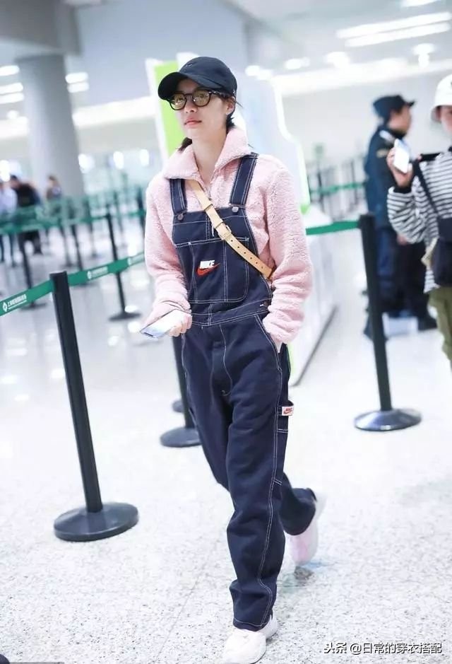 杨幂机场秀穿搭,机场走秀女明星
