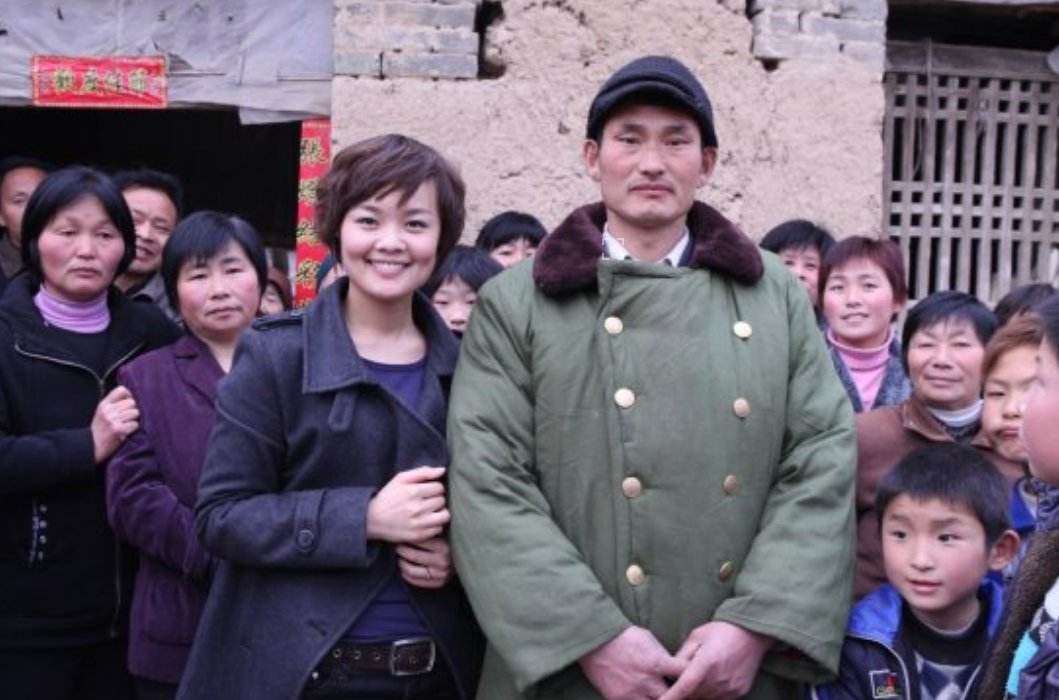 牛莉春晚红色大衣,牛莉春晚大衣图片