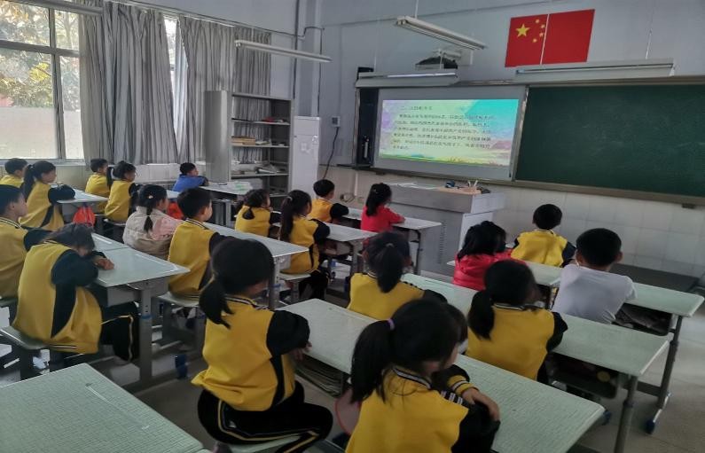 队旗飘飘心向*党**，队徽闪闪照我心——临沂河东工业园实验学校一年级新生队前教育