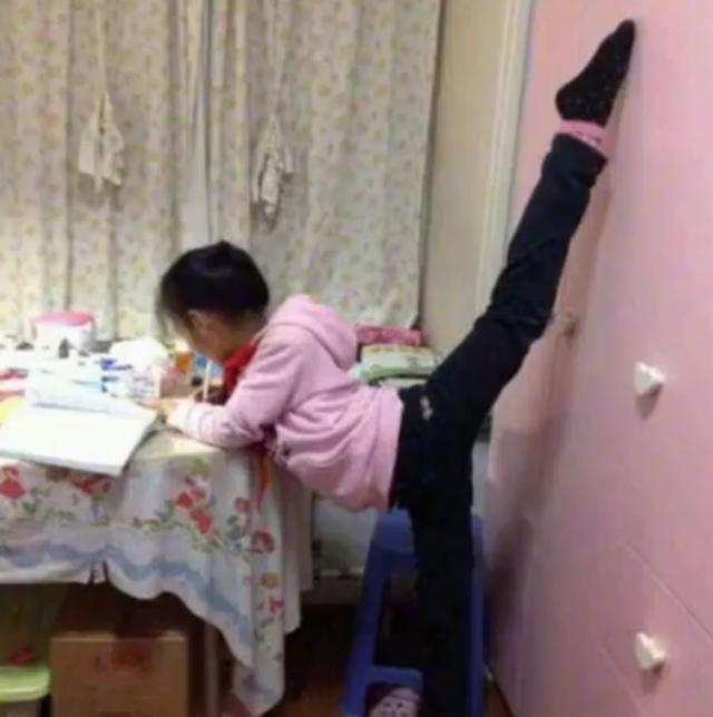 小学生写作业的千奇百怪姿势,小学生正常写作业姿势