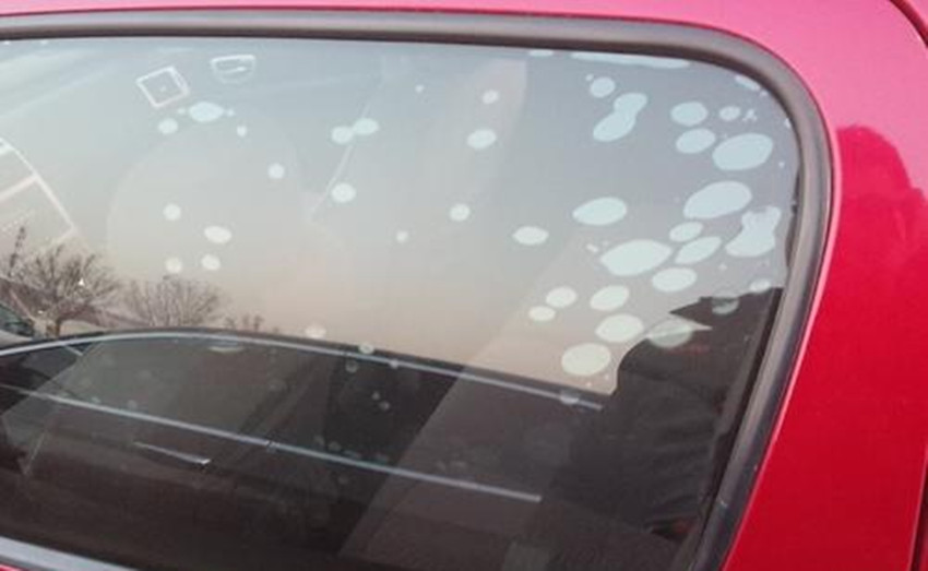 汽车前挡风玻璃边缘起泡有什么影响,汽车钢化玻璃自爆原因有哪些