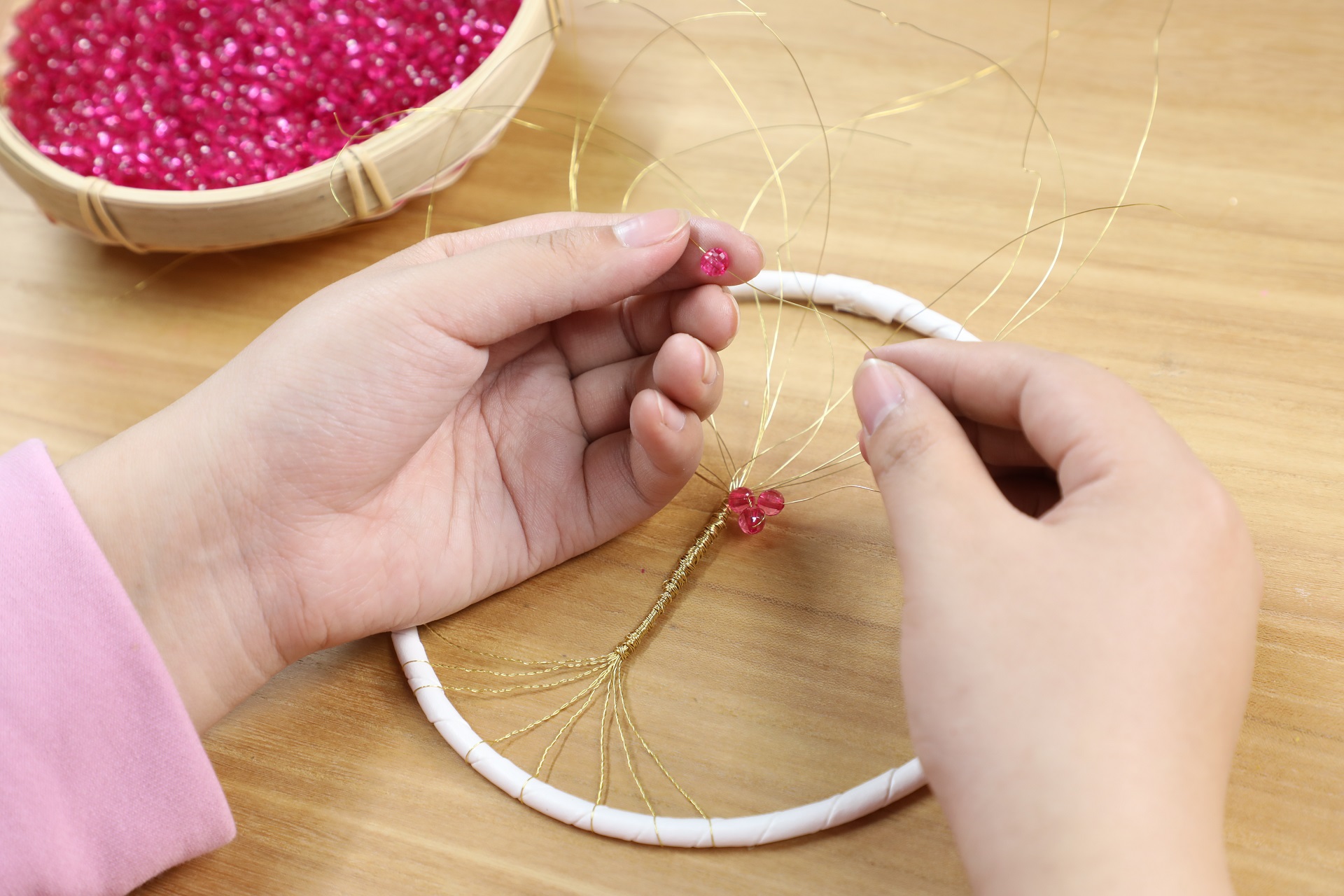 冬季也一样能赏樱花，原来竟是姑娘这样串出来的，真是别样风采