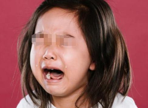 它总盯着我看，4岁女儿被1000元玩具吓哭，网友：换谁谁都怕