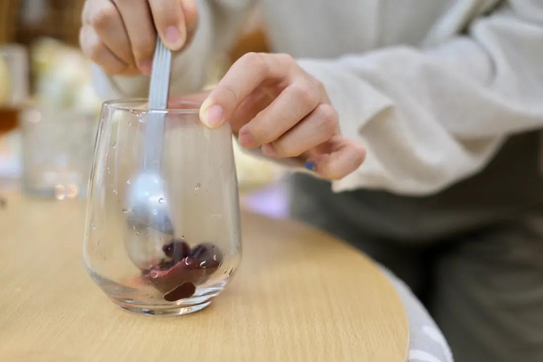一个女人在家喝果酒,女孩子可以喝自己做的果酒吗