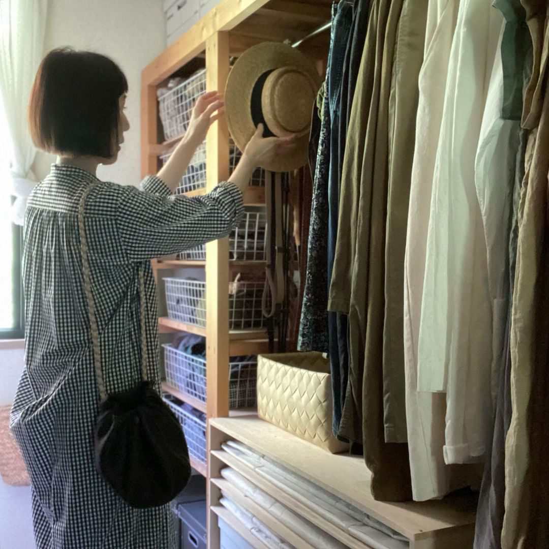 日式主妇衣柜收纳技巧图片大全,衣柜里当季穿的衣服整顿收纳技巧