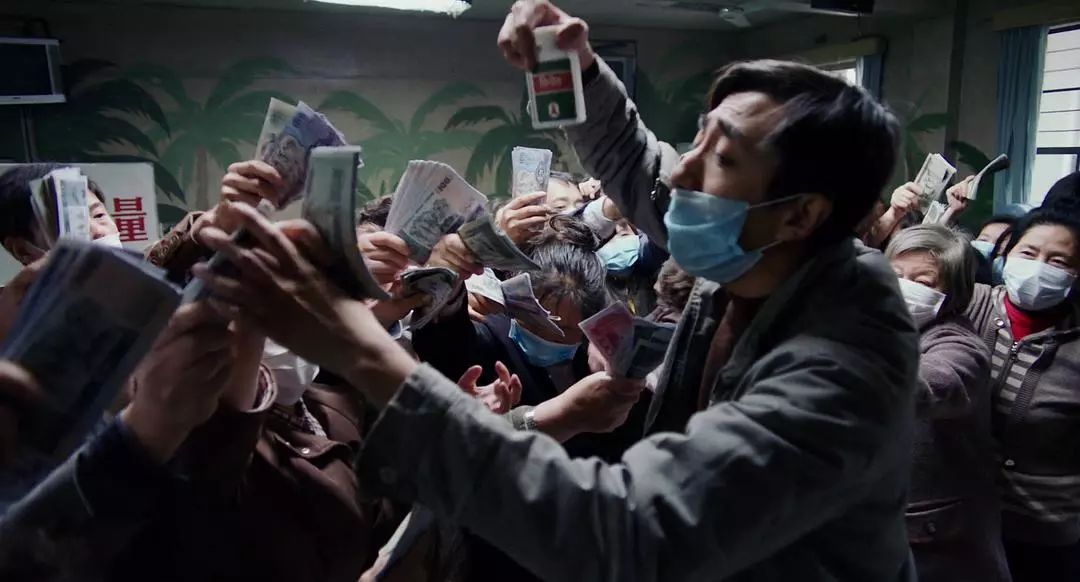 他在印度坐着三轮车狂奔，就为了抢3000个口罩……