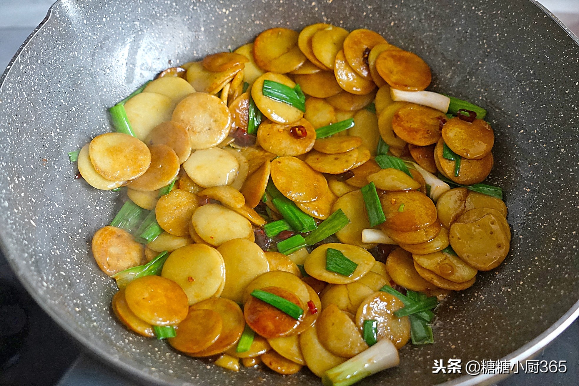 绿豆饼怎么炒不粘锅又好吃,绿豆饼搭配什么炒好吃