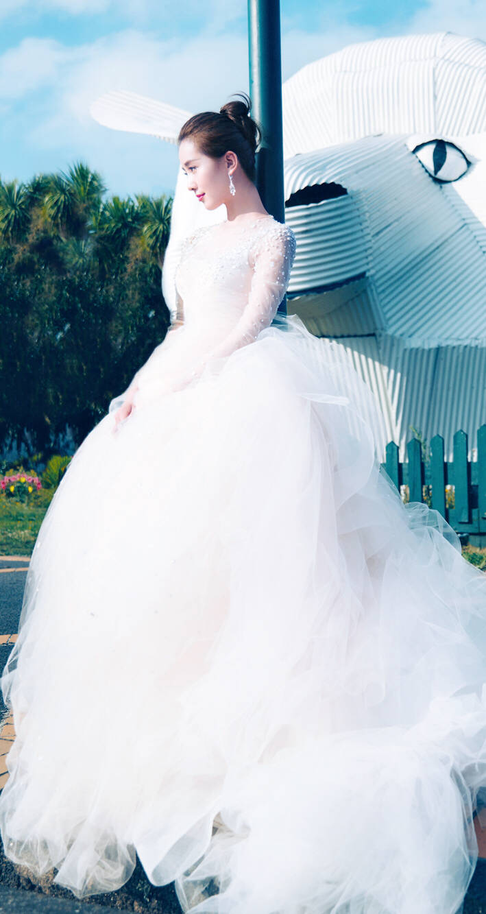 试问女生们，你们哪个能躲得了“婚纱的诱惑”呢？