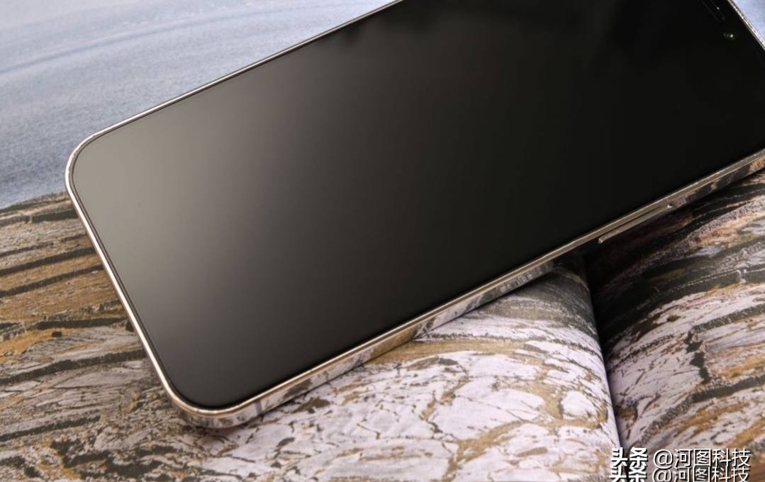 苹果手机贴哪种钢化膜最好用,为什么要给苹果手机贴钢化膜