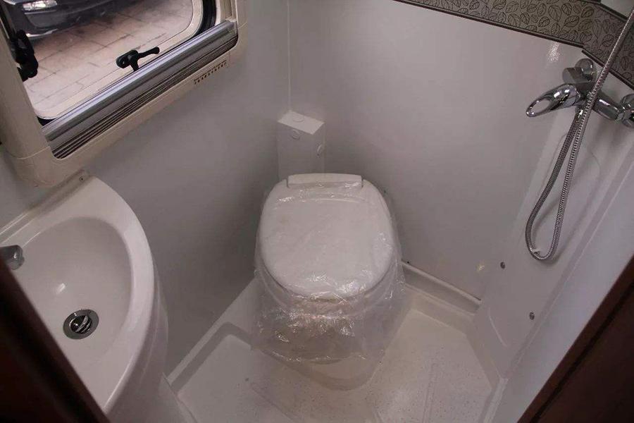 马桶漏水又臭又骚？专业老师傅：十之八九问题就出在这