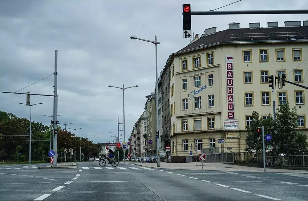 公共停车位被电动车霸占违不违法,电动车占用公共停车位的行为