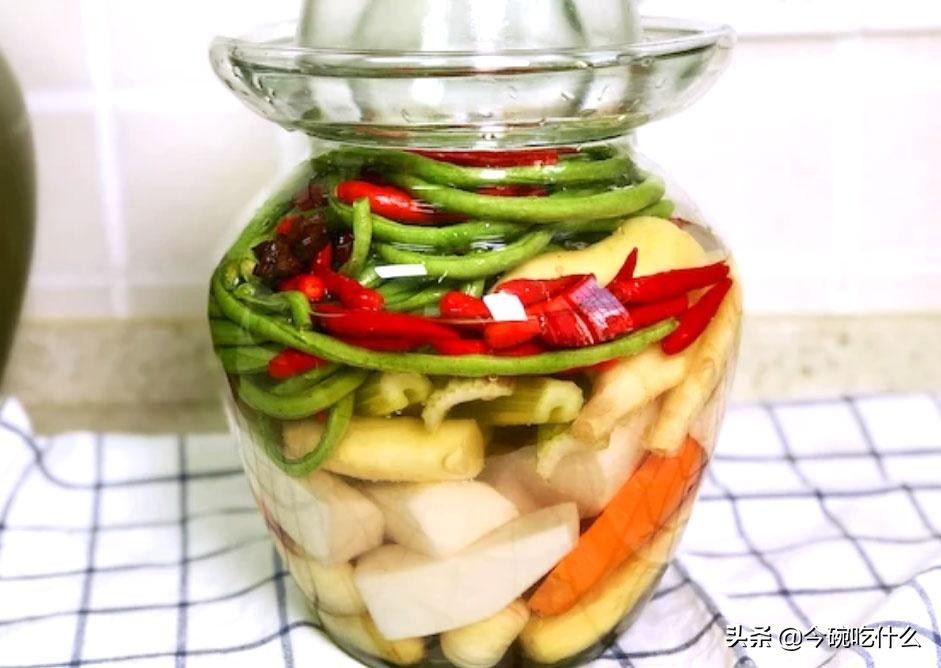 风味独特的四川泡菜制作及养护法，见证一坛传家泡菜的诞生