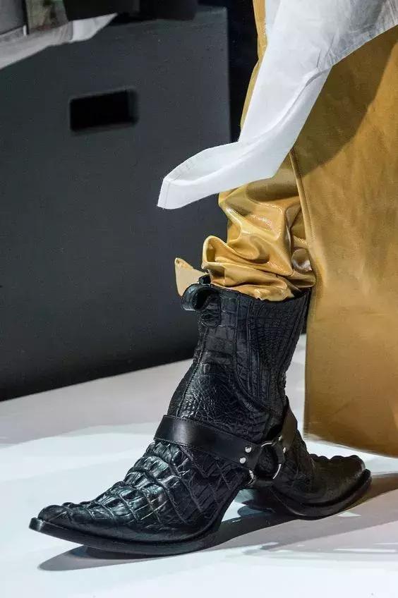 居然用青蛙来夹耳朵，洞洞鞋耳环还卖断货！有想买的欲望吗？