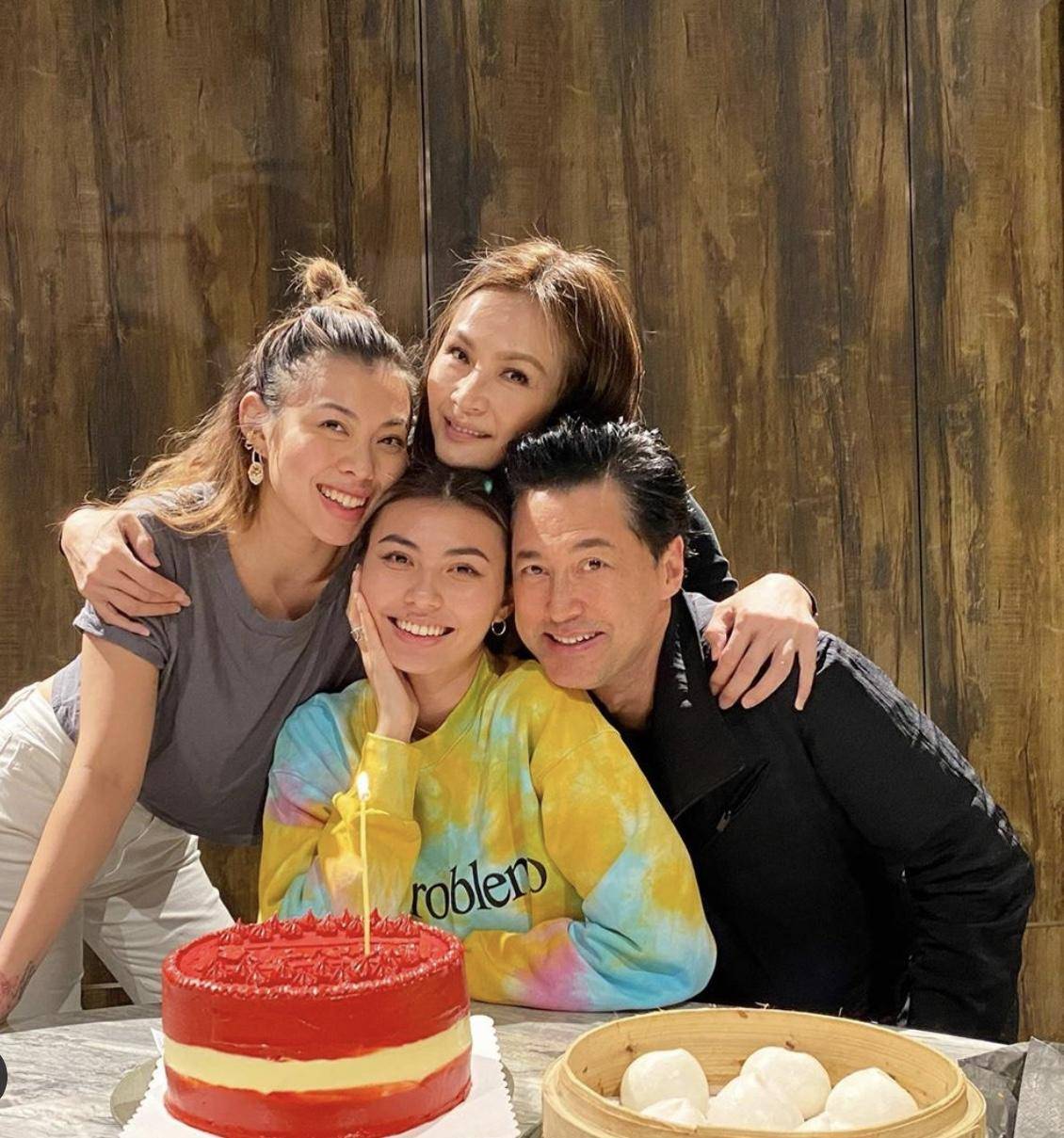 甜蜜！香港著名演员庆与太太结婚28周年，两个女儿外貌身材出众