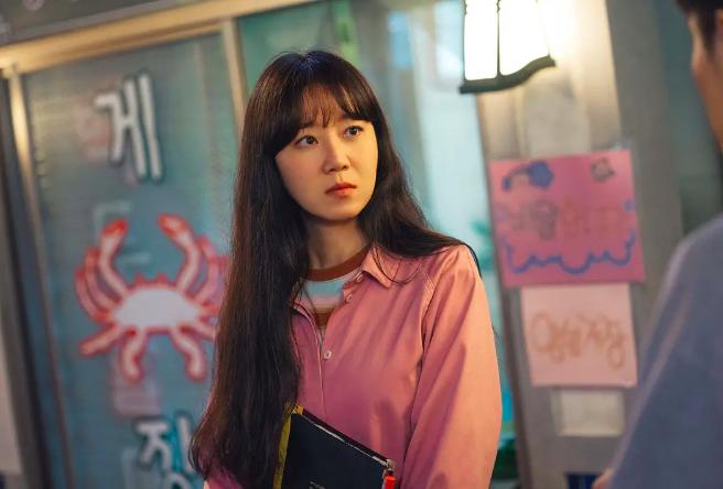 孔孝真《山茶花开时》穿搭盘点，背带裤叠穿好时髦