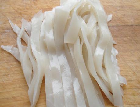 一碗面粉一碗水教你做凉皮,一碗面粉半碗淀粉两碗水做凉皮