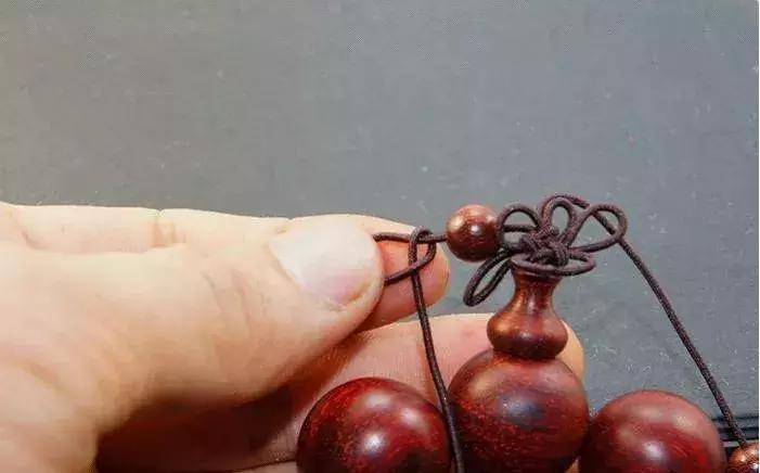 手串穿珠子打结教程慢动作简单,单绳穿珠子打结方法图解