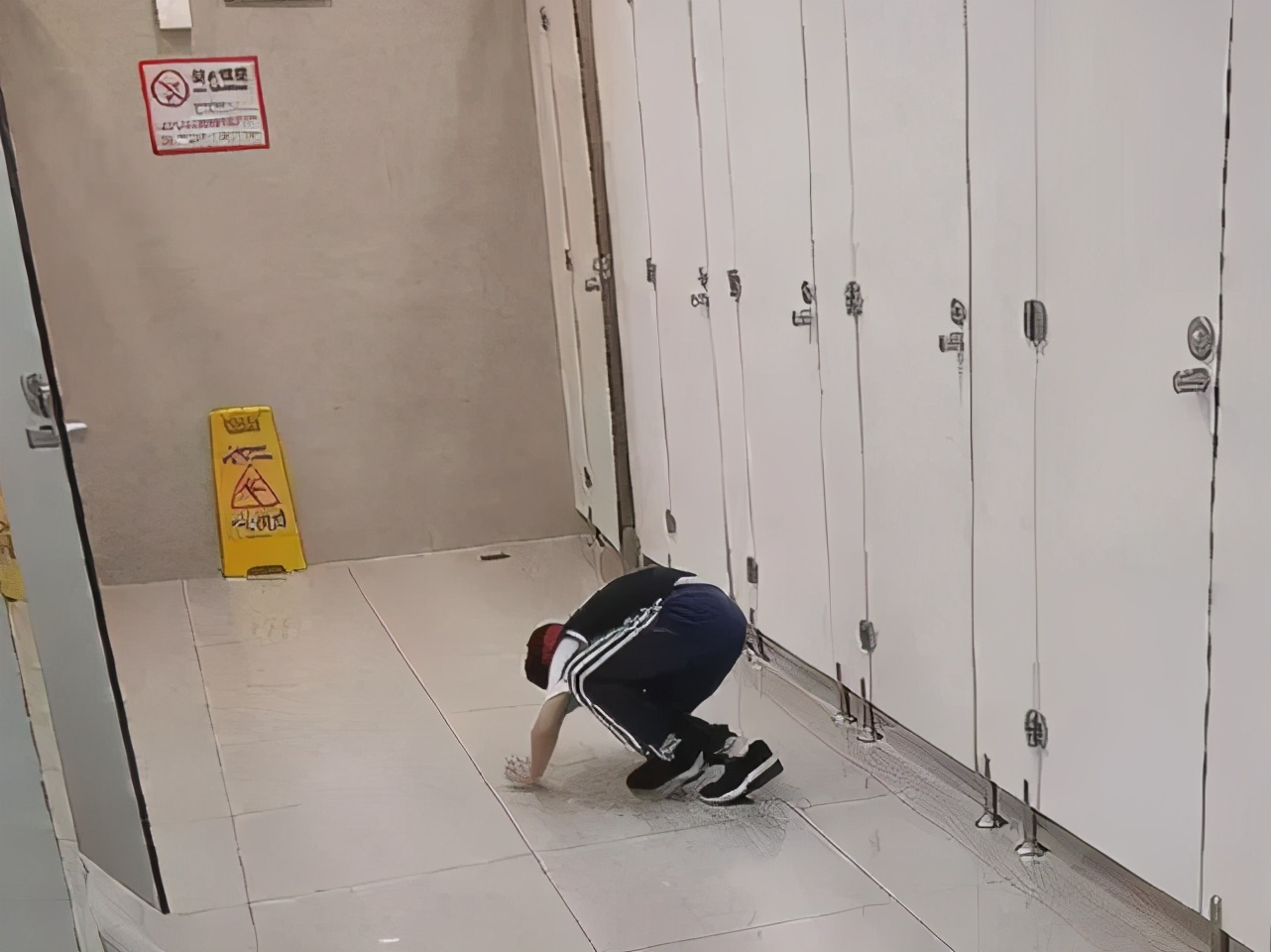 带儿子进女厕被指责,带儿子进女厕所遭指责