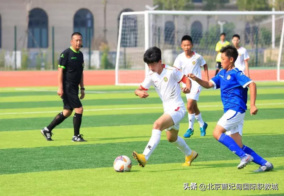 酷暑炎夏也挡不住球友打球的决心,足球绿茵场上的豪情与梦想