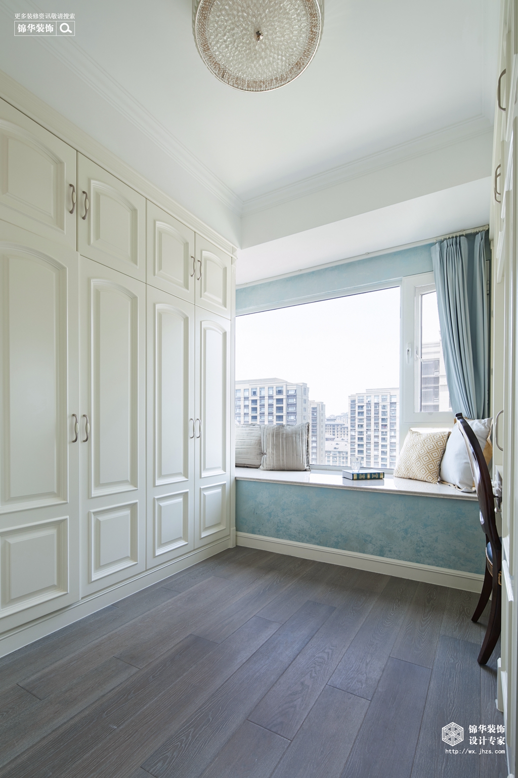 柠檬黄与宝石蓝点亮美式简奢空间,高级灰香槟金和麻白点缀