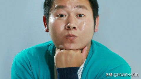 熊孩子扔灭火器差点扔到男子后续,熊孩子从高空扔灭火器