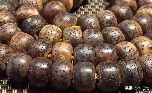 星月菩提怎么盘玩更亮更容易上色,鸡油黄星月菩提为什么盘了不变色