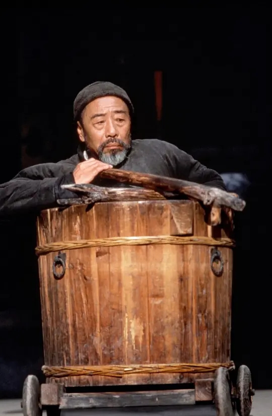 *窥偷**、*虐性**、不伦恋，这部90年代的电影戳破了压抑扭曲的人性欲望