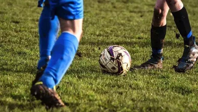 激励年轻人踢足球,推动青少年足球运动发展