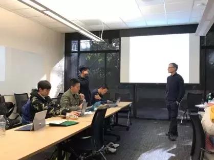 这帮人要策划去斯坦福大学玩机器人，就是价格小贵，心痛