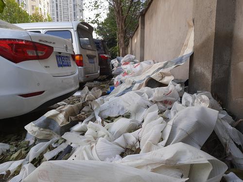 小区无法停车消防车什么都进不去,小区停满车消防车进不去