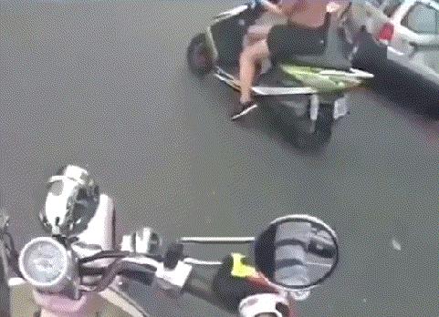 遛狗搞笑图片把主人鞋都追掉,遛狗被猫砸中