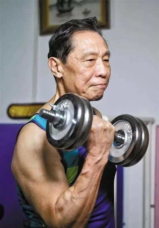 比钟南山还强！广西大爷102岁还在练哑铃，一身肌肉都是在家练的