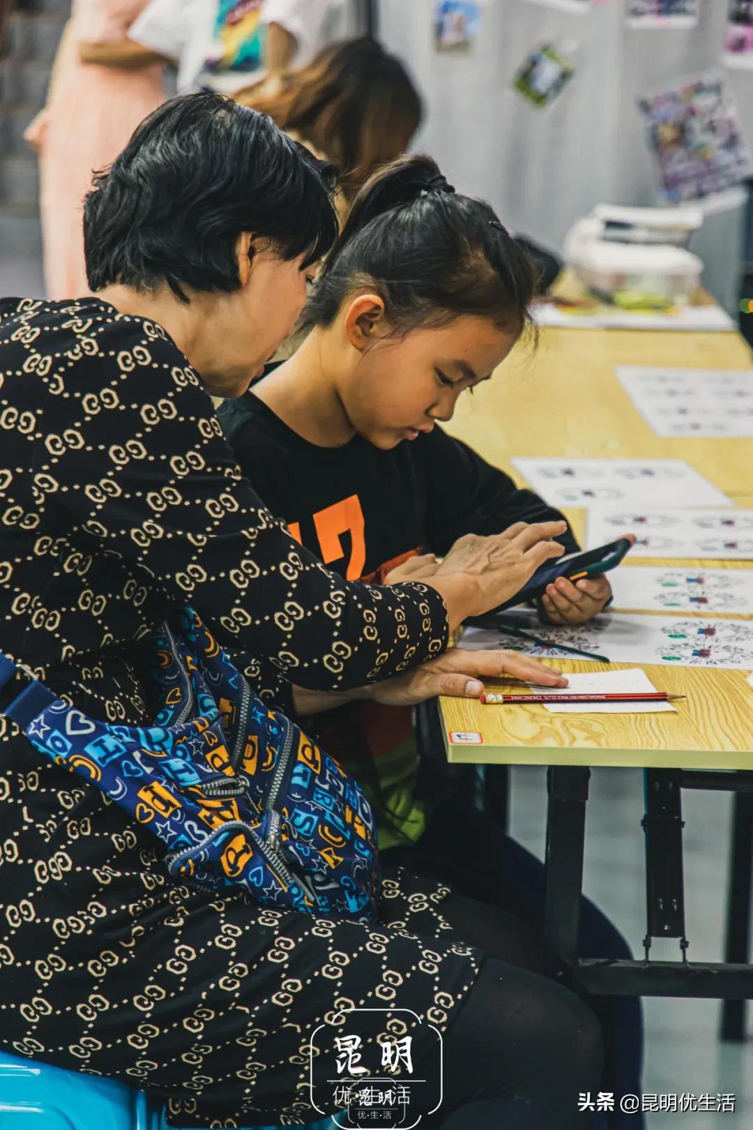 昆明最后一台大头贴机，藏着90后的绝版青春