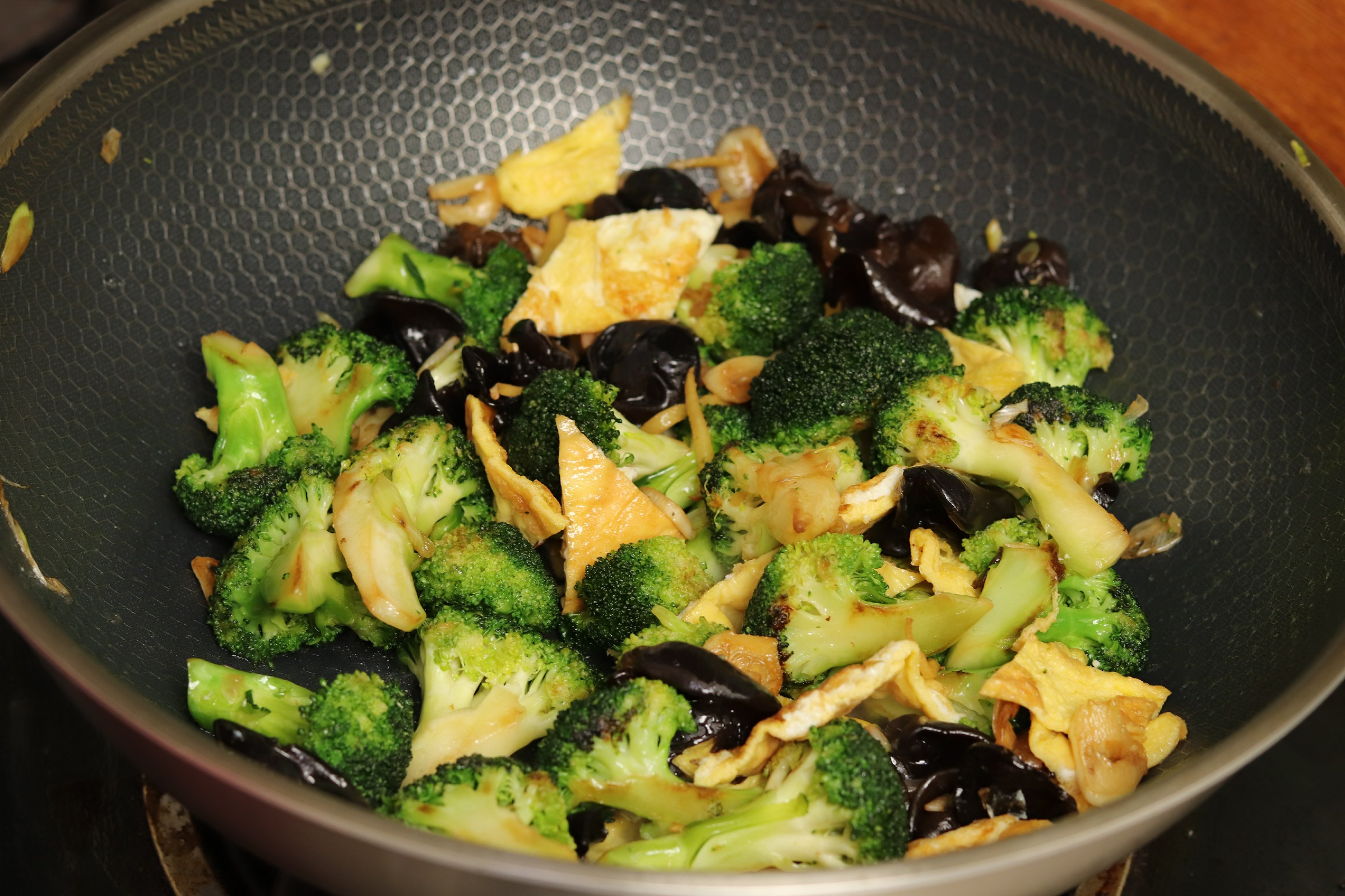 西兰花必须焯水炒最好吃不上火,炒西兰花焯水的正确做法