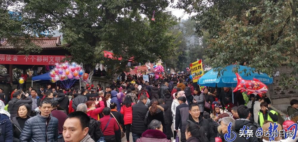 登顶凤凰山俯瞰达城风光,记者拍摄的现场画面