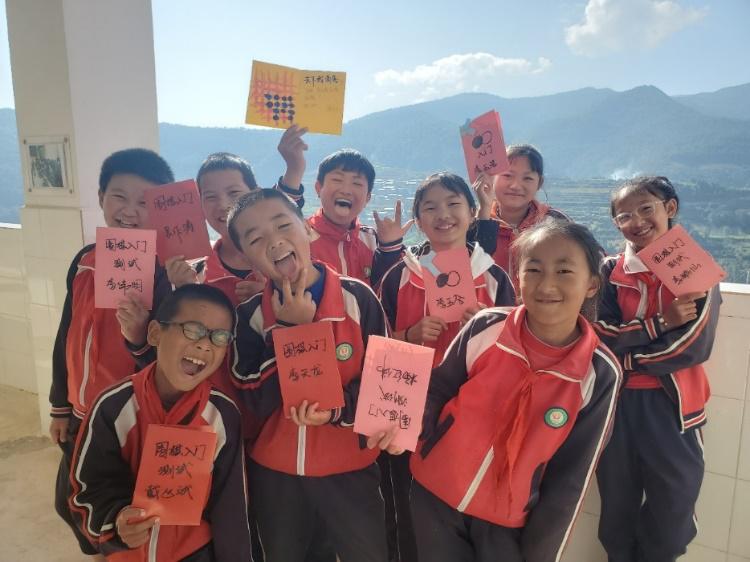 通宵为云南孩童手绘贺卡唐可云老师让黑白围棋炫彩起来