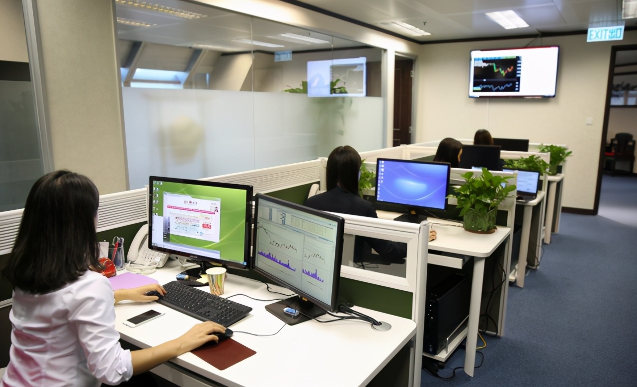 做空姐的每月工资大概有多少,空姐以后的待遇会越来越好吗