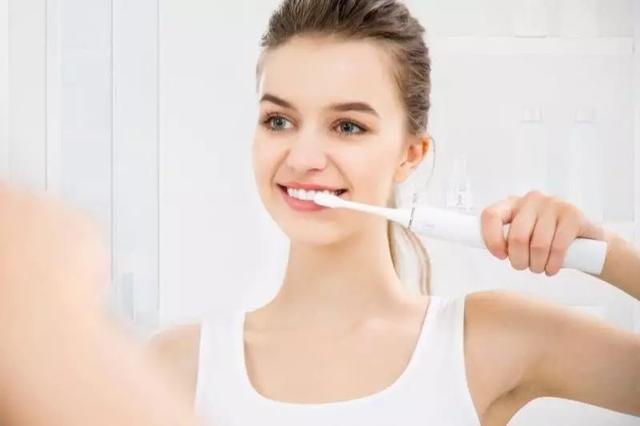 内侧牙缝的牙结石被我抠掉了,牙缝的黑色是牙结石吗可以抠掉吗