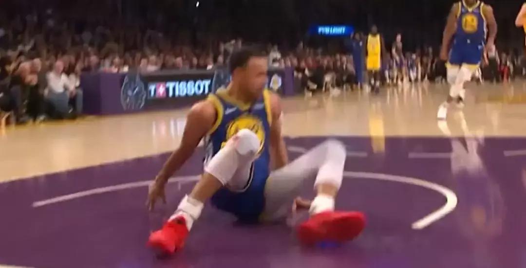 魔佩提前离场、球迷愤怒狂嘘！湖人向中国男足完成致敬