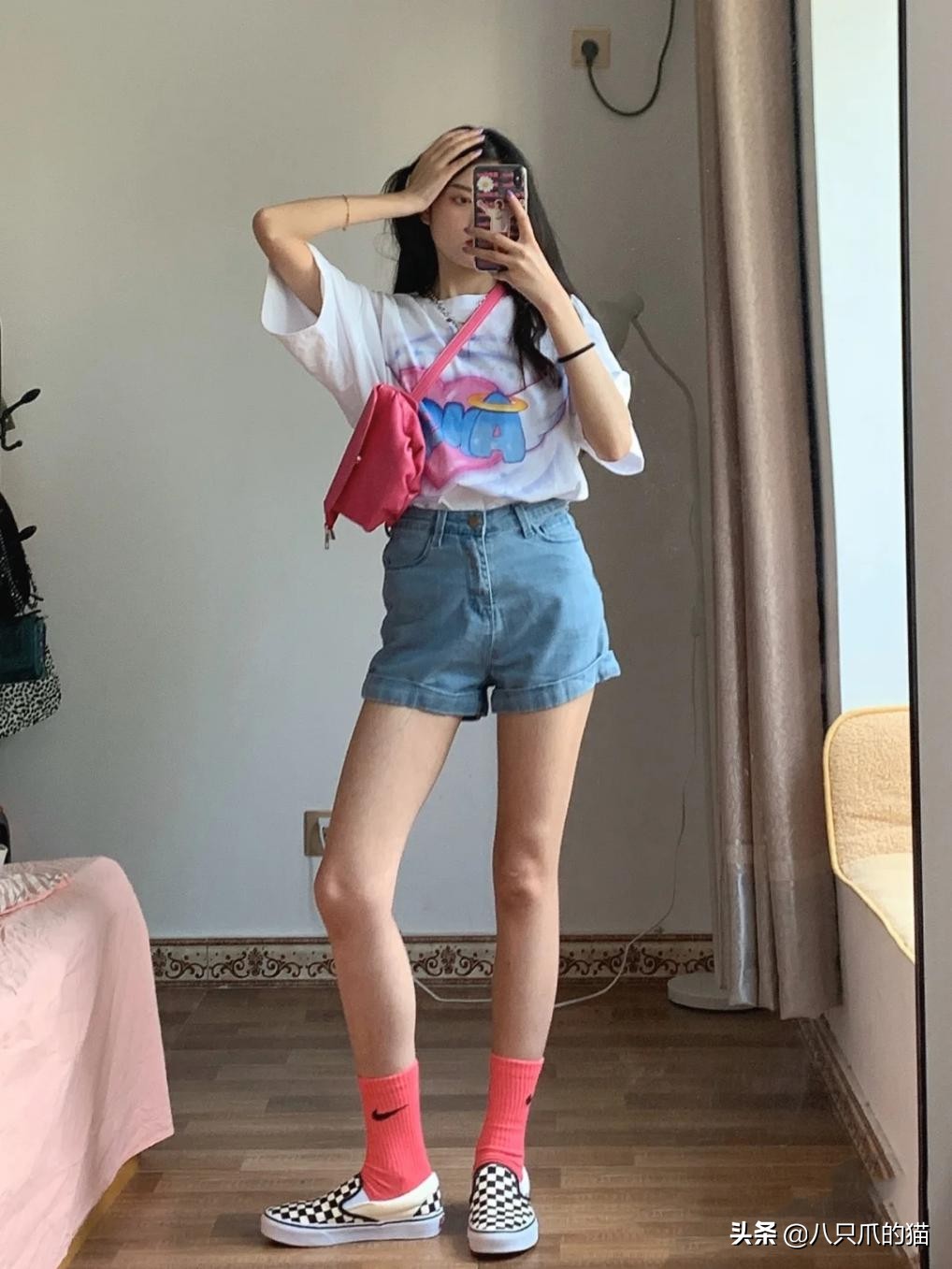 你又该买帆布鞋了，试试“棋盘鞋”，有这8套Look完美solo全场