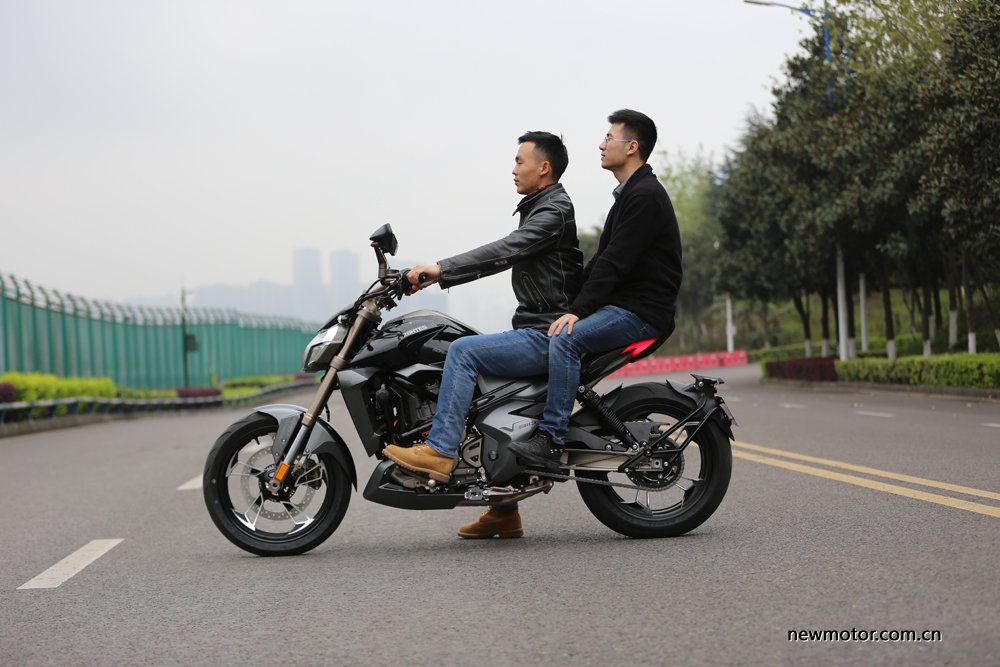 升仕310V试驾/多图：舒适好骑的运动太子车，标配ABS，全LED灯具