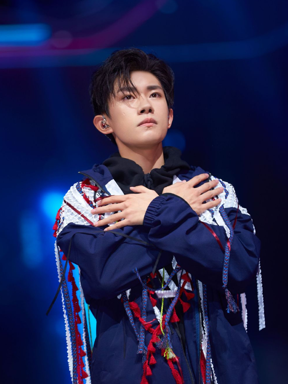 易烊千玺穿黑色礼服的照片,易烊千玺穿红色衣服弹贝斯