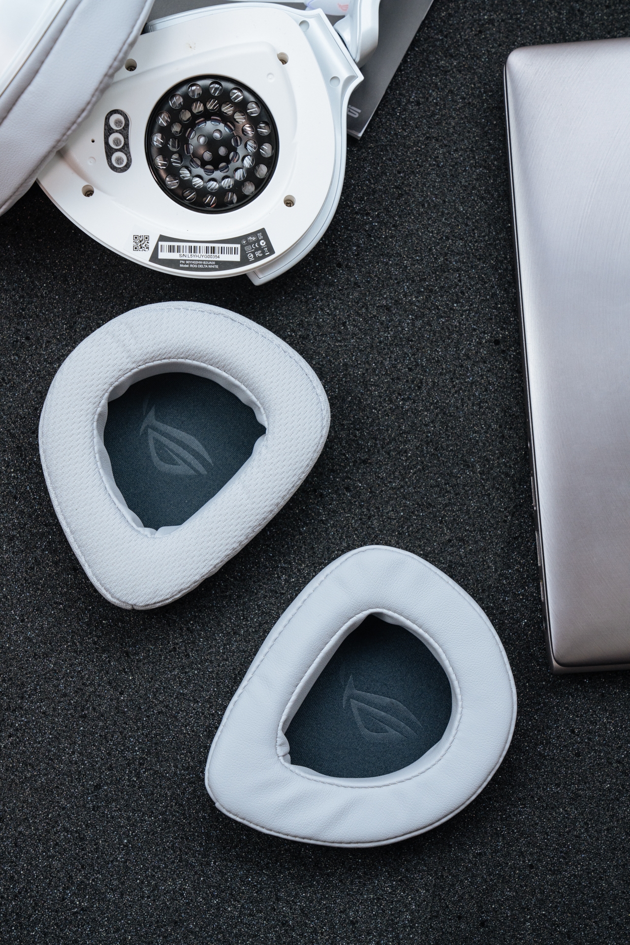 华硕rog月耀白蓝牙耳机,华硕rogdelta耳机评测