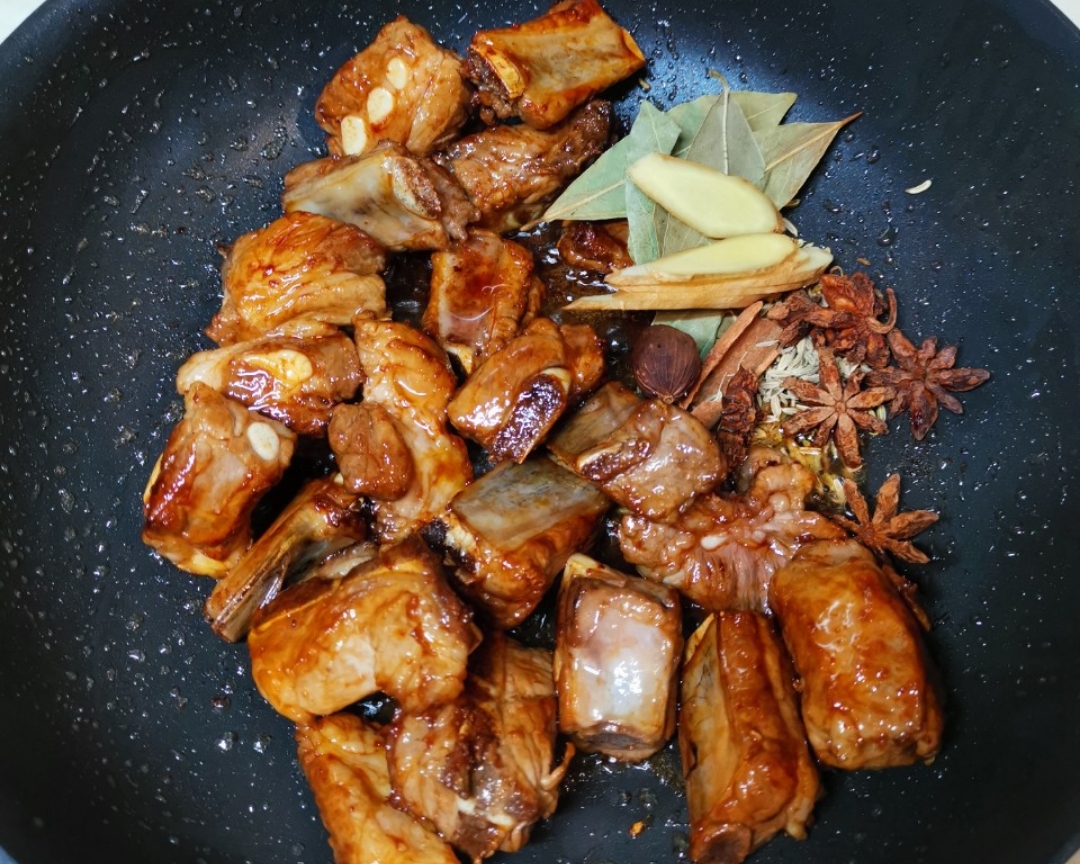 家常红烧排骨的懒人做法配料简单,红烧排骨家庭超简单做法