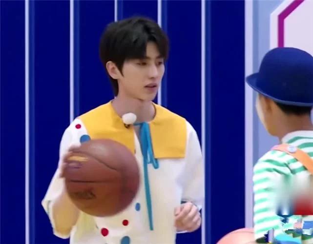 蔡徐坤跑男投篮视频,为什么吐槽蔡徐坤打球