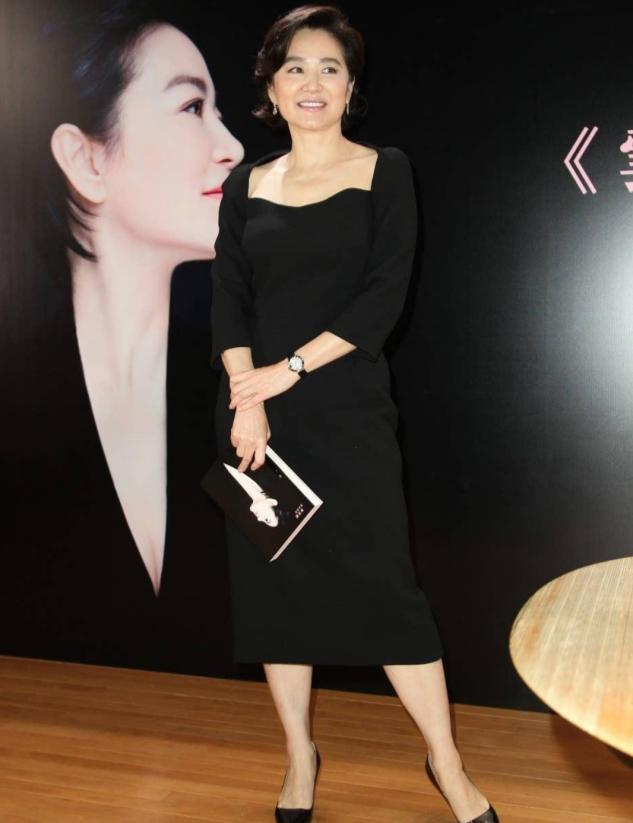 四五十岁的女人想要保持活力感，多穿这几款面料，显年轻十几岁